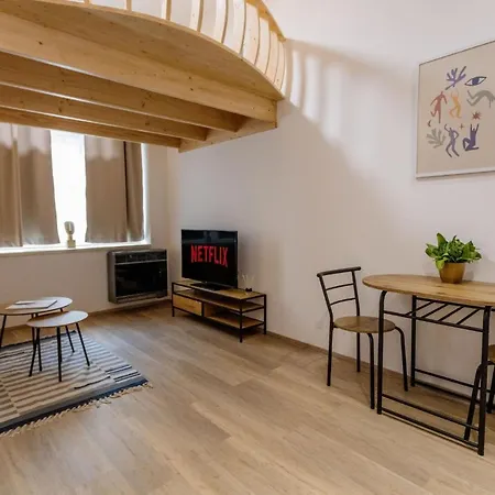 Appartement Unique In Karlin By Days