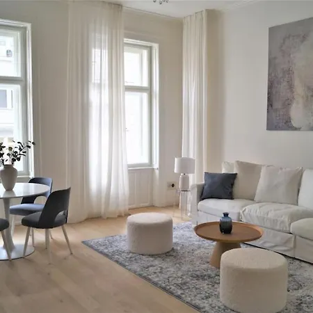 Old Town Luxury Apartment/sauna/bathtub/ac Prague