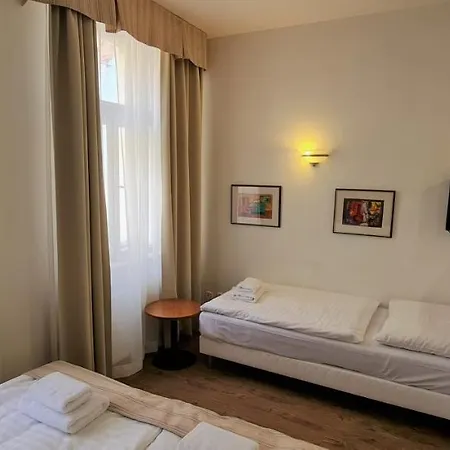 מלון Mala Strana 4*