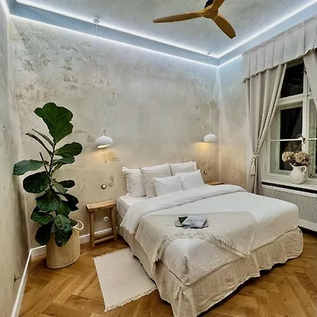 Wabi Sabi Nest W/ Garage Apartment