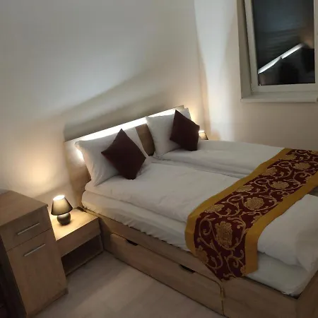 Hotel Sun-house Pension&restaurant -parkingfree- Praga