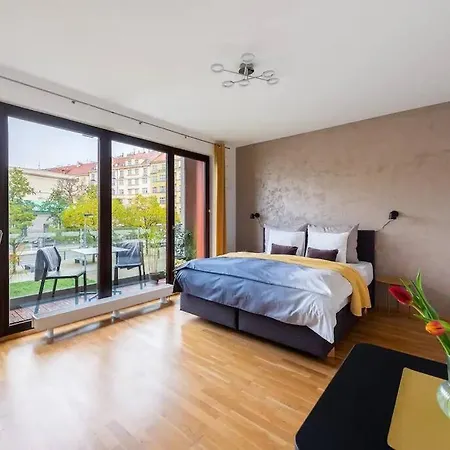 Apartment W/ Free Garage Parking *