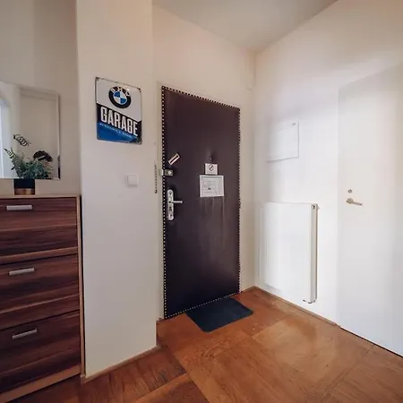 Downtown 2bd Riverside Near Dancing House *