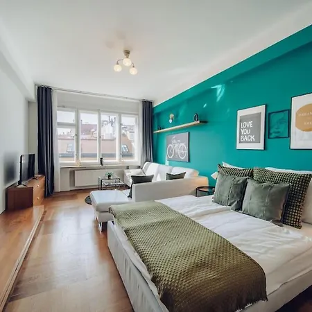 Downtown 2bd Riverside Near Dancing House 아파트