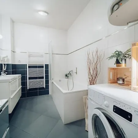 Downtown 2bd Riverside Near Dancing House 아파트 프라하