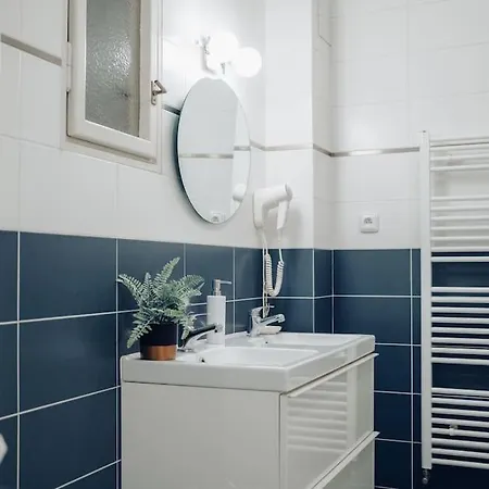 Downtown 2bd Riverside Near Dancing House *