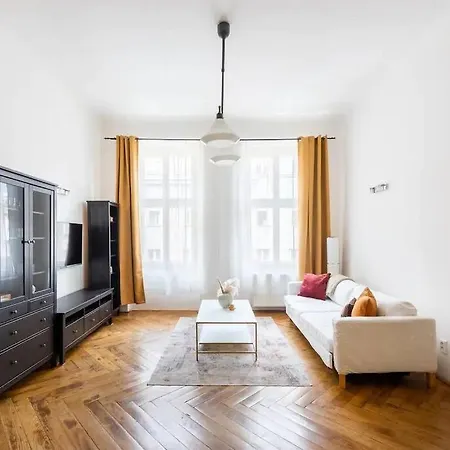 Spacious With Balcony At Wenceslas Sq 프라하