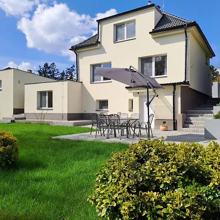 Apartmanovy Dum Se Zahradou V Klidne Casti Prahy Apartment