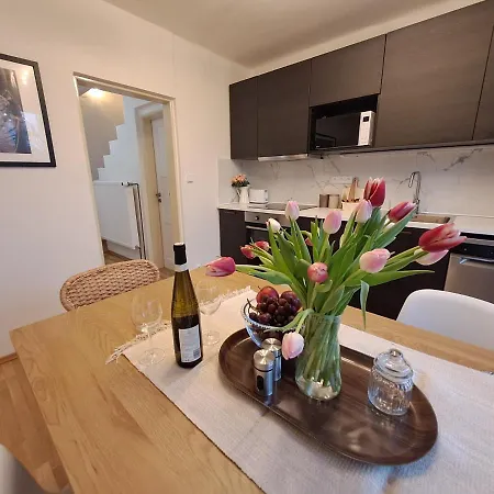 Apartmanovy Dum Se Zahradou V Klidne Casti Prahy Apartment