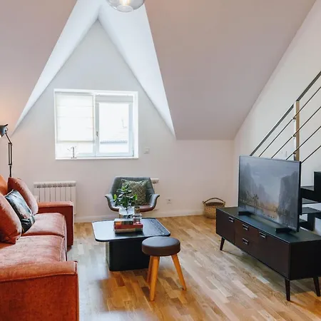 Modern Mezzanine At Jecna St Apartment *