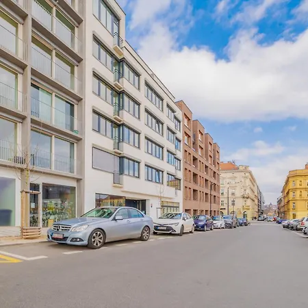 Industrialux In Premium Smichov City By Rentez Praag