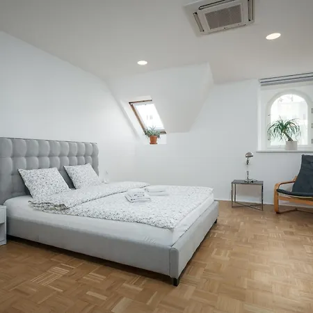 Dot 3 Bdr With Tyn Cathedral View & Ac Apartmán