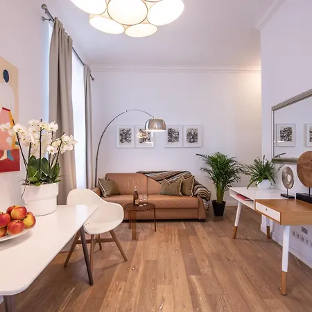 Modern Downtown - Renovated, On Ideal Location Apartment *
