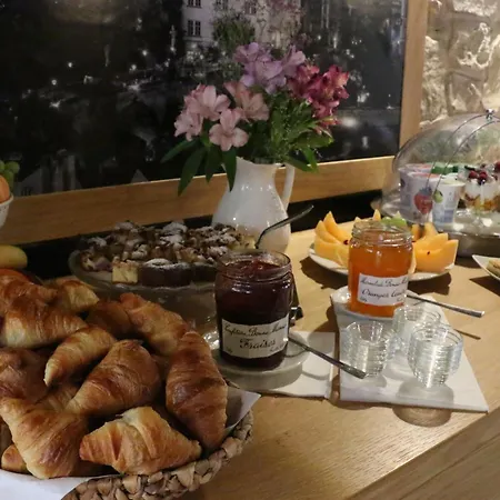 Szálloda At The White Lily 4*