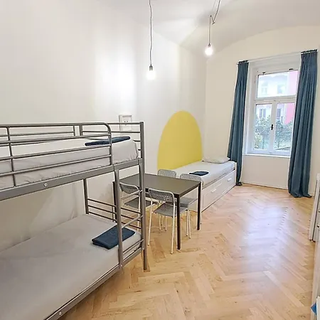 Apartment Spacious, Light In Vinohrady