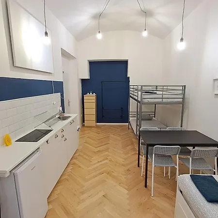 Spacious, Light In Vinohrady Appartamento