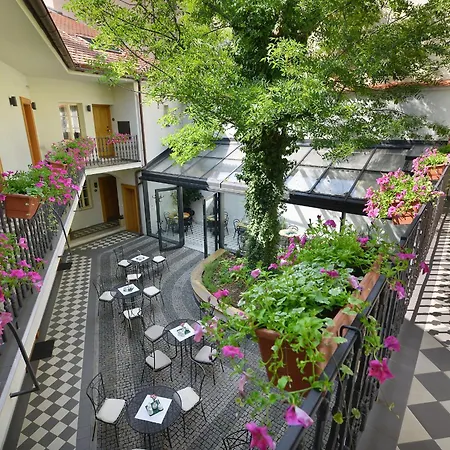 Szálloda At The White Lily Prága