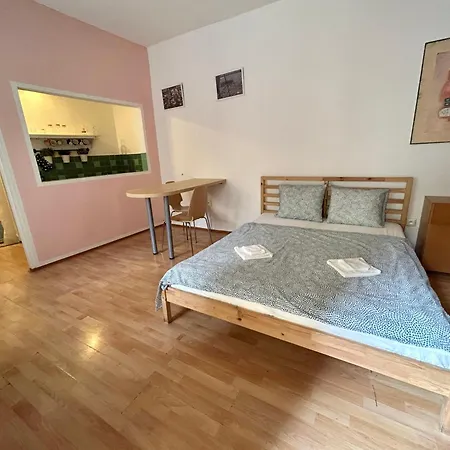 Party House - Ve Smeckach 18, Center!! * Praga
