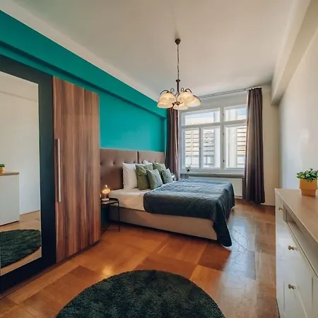Downtown 2bd Riverside Near Dancing House *
