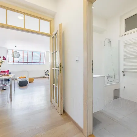 Karlova Old Town Apartment