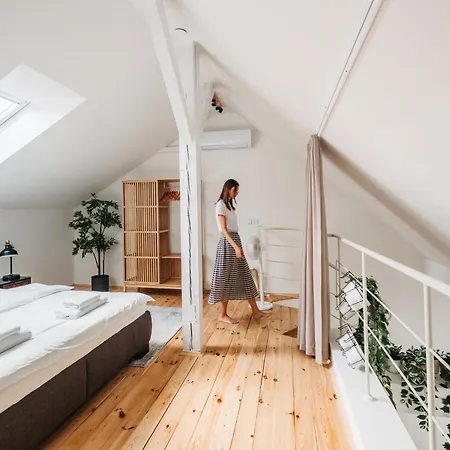 Modern Sunlit Loft With A/c In Prime Location *