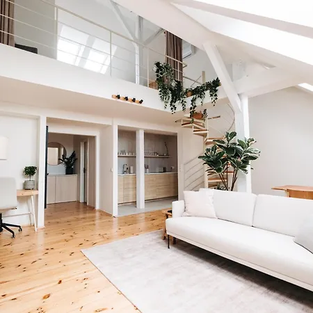 Modern Sunlit Loft With A/c In Prime Location *