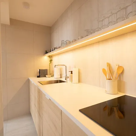Modern Sunlit Loft With A/c In Prime Location Prag