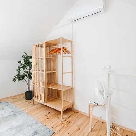 Modern Sunlit Loft With A/c In Prime Location Apartment *