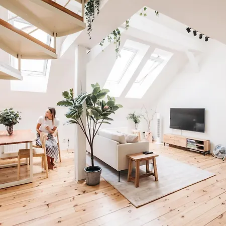Modern Sunlit Loft With A/c In Prime Location Apartment