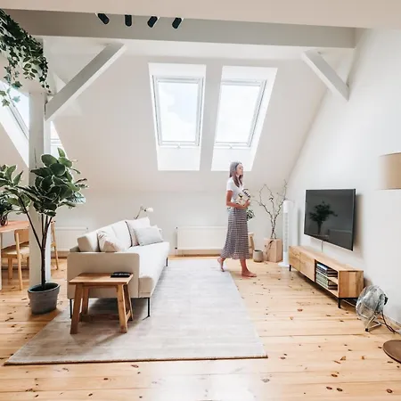 Modern Sunlit Loft With A/c In Prime Location