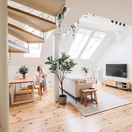 Modern Sunlit Loft With A/c In Prime Location Apartment *