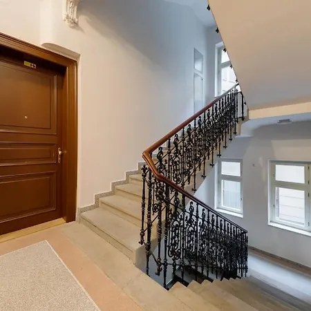 Deluxe In Prime Location Apartment