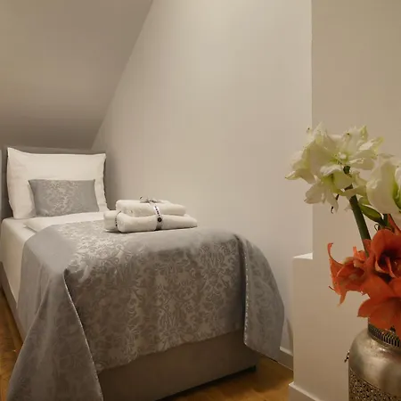 Aparthotel Little King Old Town 3*