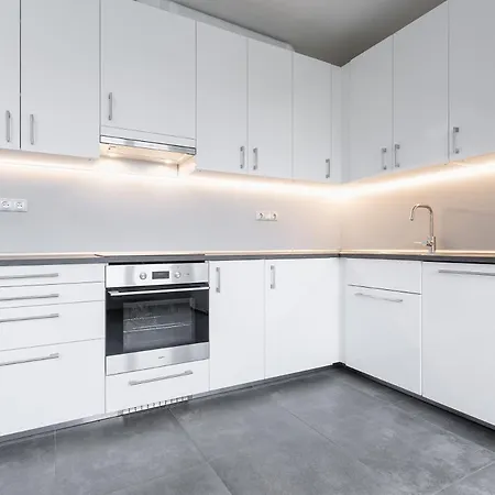 96m2 Designer Apartment, Free Garage Parking Prague
