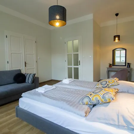 Spacious Cr Without Elevator Apartment