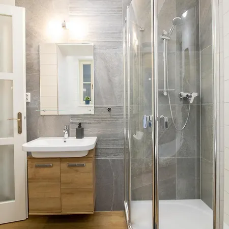 Spacious Cr Without Elevator Apartment *
