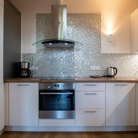 Spacious Cr Without Elevator Apartment