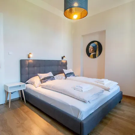 Spacious Cr Without Elevator Apartment *