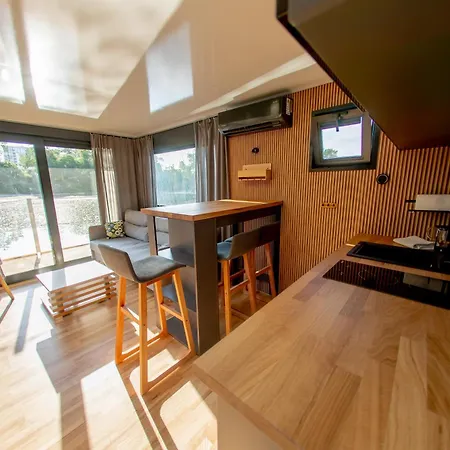 Botel Bay Houseboats Praga
