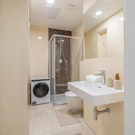 Chic Brick In Historic City By Rentez Apartment *