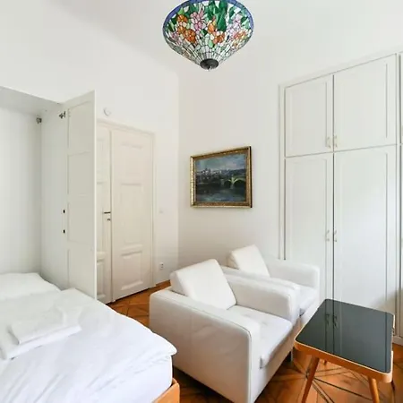 Apartment 5 Single Confortable Beds At Charles Bridge