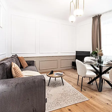 דירה Beautifully Renovated At Lesser Town *
