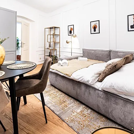 Beautifully Renovated At Lesser Town * פראג