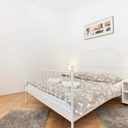 Old Town Home-3 By Interhome * Praga