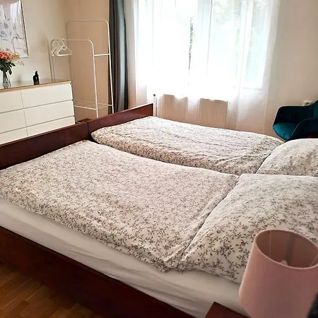 Apartmanovy Dum Se Zahradou V Klidne Casti Prahy Apartment