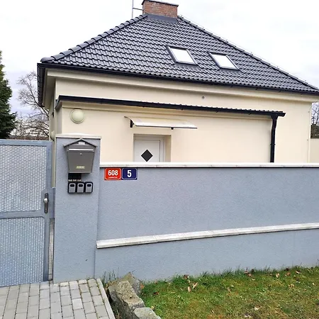 Apartmanovy Dum Se Zahradou V Klidne Casti Prahy Prague
