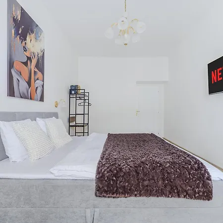 With 3 Bedroom For Family Apartment *