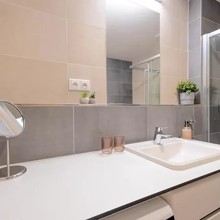 公寓 Bright 2br - 7th Floor, Balcony, Free Parking By Gravity