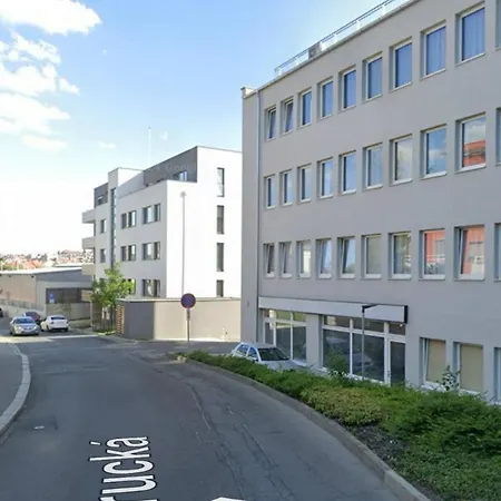 2 L Ground Floor Free Parking *