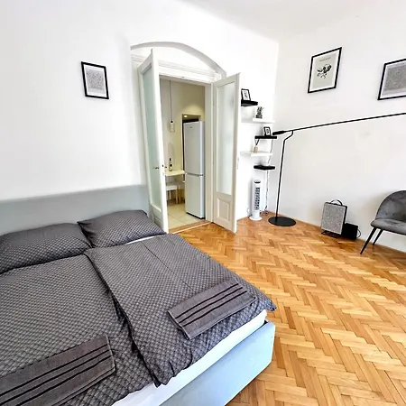 Fantastic Location! Superhost 5 Star *